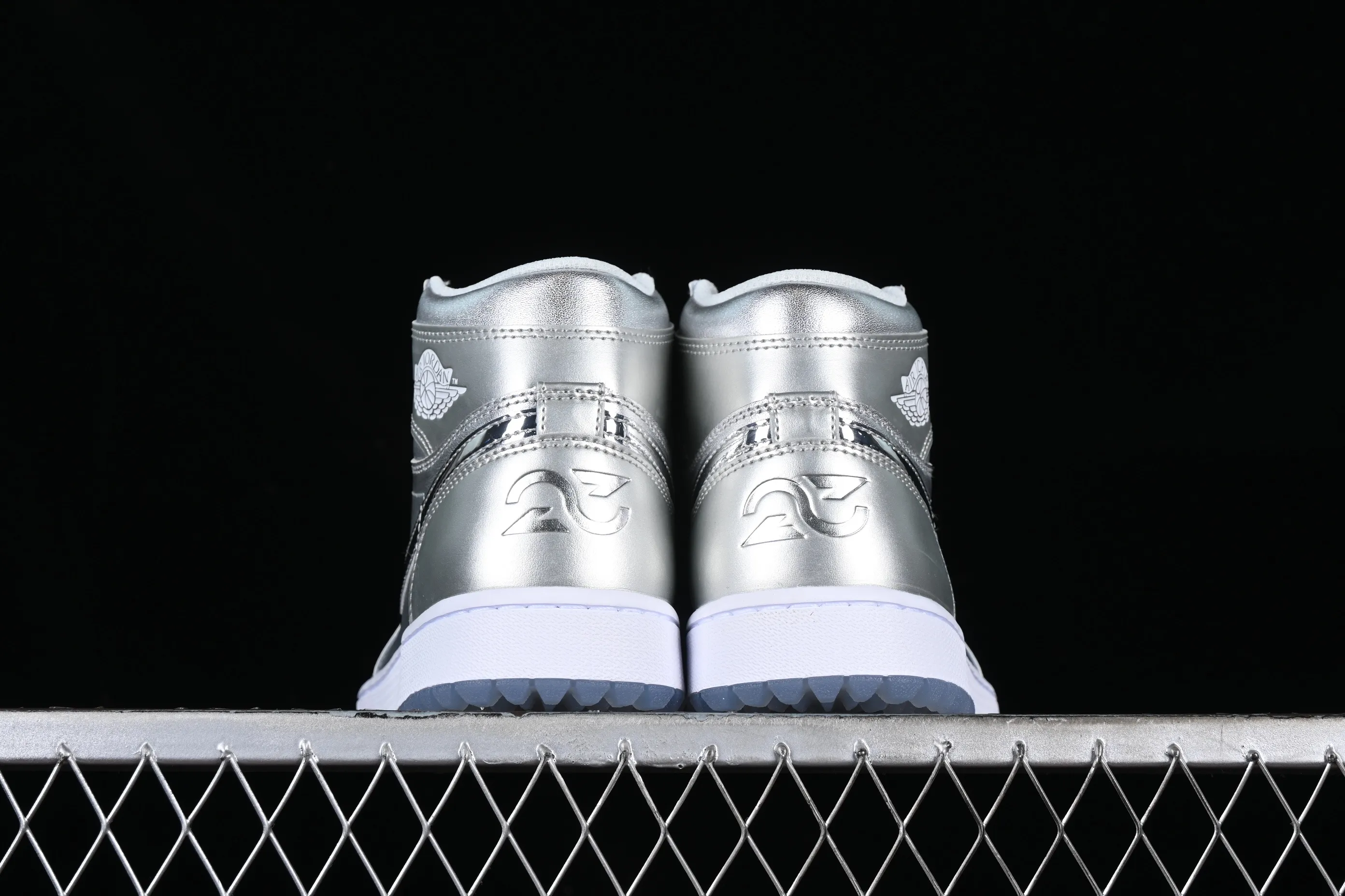 All categories Air Jordan Jordan series basketball shoes Air Jordan 1 High L version Air Jordan 1 High Golf AJ1 Joe 1 golf joint silver high-top basketball shoes FD6815-001